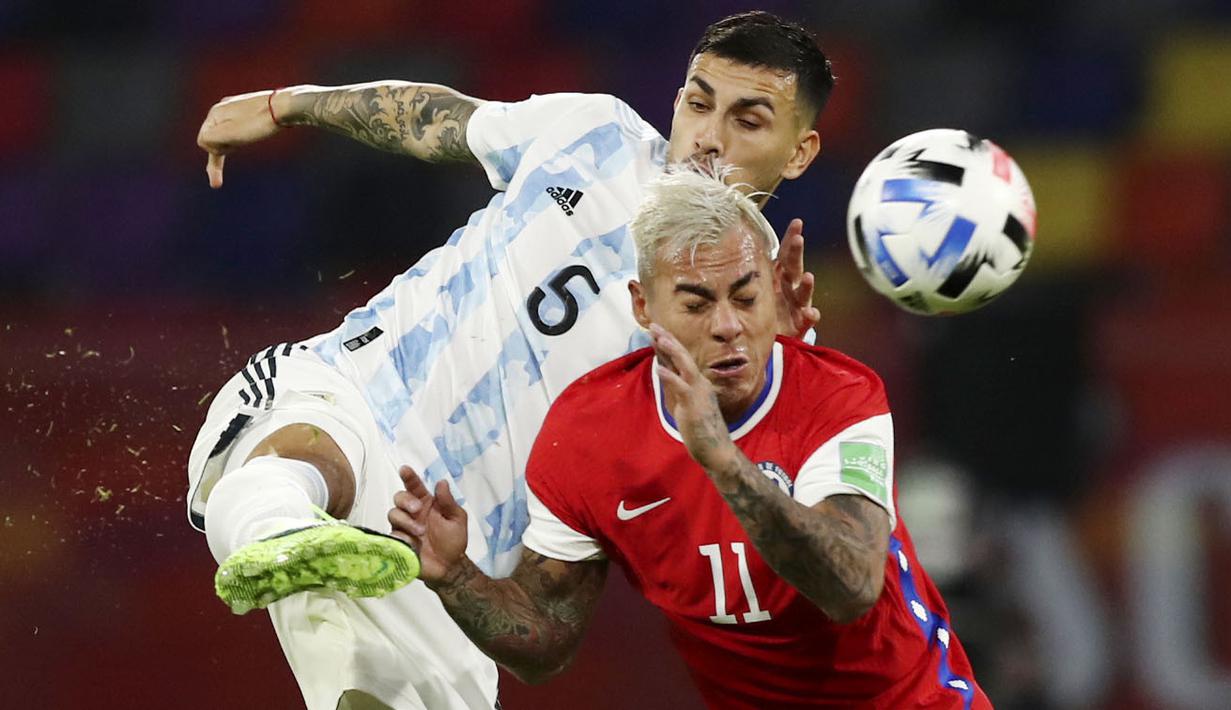Pemain Argentina, Leandro Paredes, berebut bola dengan pemain Chili, Eduardo Vargas, pada Kualifikasi Piala Dunia 2022 Zona Amerika Selatan di Stadion Santiago del Estero, Jumat (4/6/2021). Kedua tim bermain imbang 1-1. (Agustin Marcarian, Pool via AP)