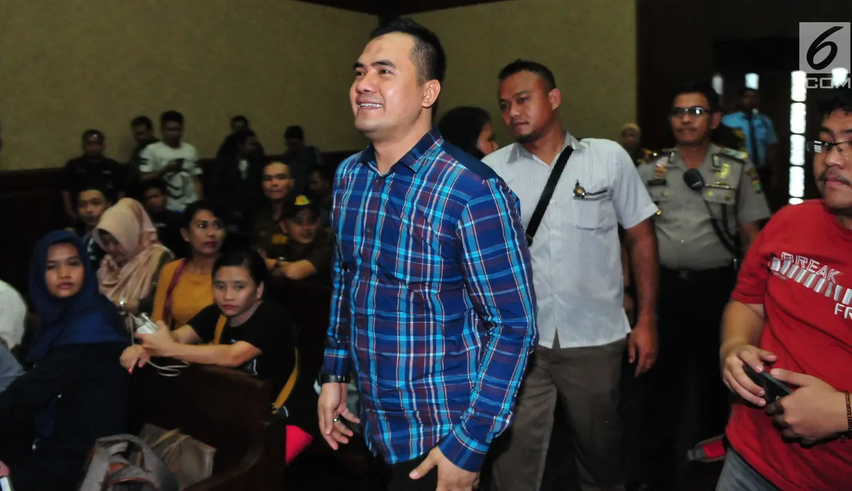 Penyanyi dangdut Saipul Jamil bersiap menjalani sidang pembacaan putusan hakim di Pengadilan Tipikor Jakarta, Senin (31/7). Saipul Jamil mendapatkan Kado Ultah Hukuman Tiga Tahun Penjara. (Liputan6.com/Helmi Afandi)