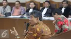 Kepala Kejati DKI Jakarta, Sudung Situmorang dan Asisten Tindak Pidana Khusus, Tomo Sitepu hadir sebagai saksi dalam sidang kasus suap petinggi PT Brantas Abipraya di Pengadilan Tipikor, Jakarta, Rabu (3/8). (Liputan6.com/Immanuel Antonius)
