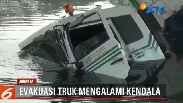 Sambil menunggu kendaraan derek berukuran besar, Petugas Laka Lantas Jakarta Utara yang tiba dilokasi menggelar olah TKP dan meminta keterangan sejumlah saksi.