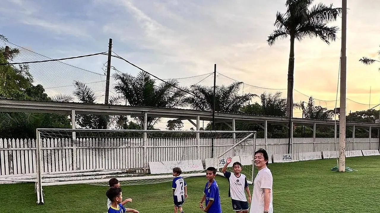 Lee Beom Soo bermain sepak bola di Bali