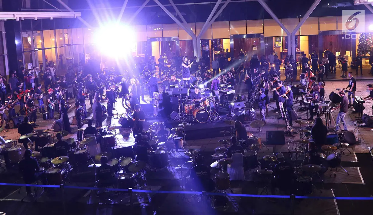 Suasana konser kolaborasi penyanyi Lara dan 100 musisi  Indonesia di BSD, Tagerang Selatan, Jumat (9/2). Dalam konser tersebut Lara dan 100 musisi mendapatkan pengakuan rekor MURI. (Liputan6.com/Angga Yuniar)