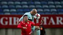 Pemain Belgia, Laurent Ciman (kanan), berebut bola dengan pemain Gibraltar, Lee Casciaro, dalam laga lanjutan Grup C Kualifikasi Piala Dunia 2018 zona Eropa di Faro Municipal Stadium, Faro, Gibraltar, Selasa (11/10/2016). (Reuters/Rafael Marchante)