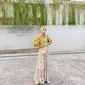 Tampil cantik dengan rok floral ala Richa Etika Ulhaq. (dok. Instagram @richaeu/ https://www.instagram.com/p/CN84iS_gnuI/?igshid=8jk7koxhk1m8/ Dinda Rizky)