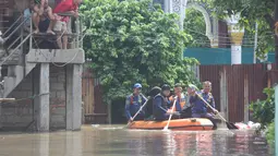 Hujan dengan intensitas tinggi yang mengguyur wilayah Jakarta dan sekitarnya sejak Senin (7/7/2025) malam mengakibatkan banjir di sejumlah wilayah. (merdeka.com/Arie Basuki)