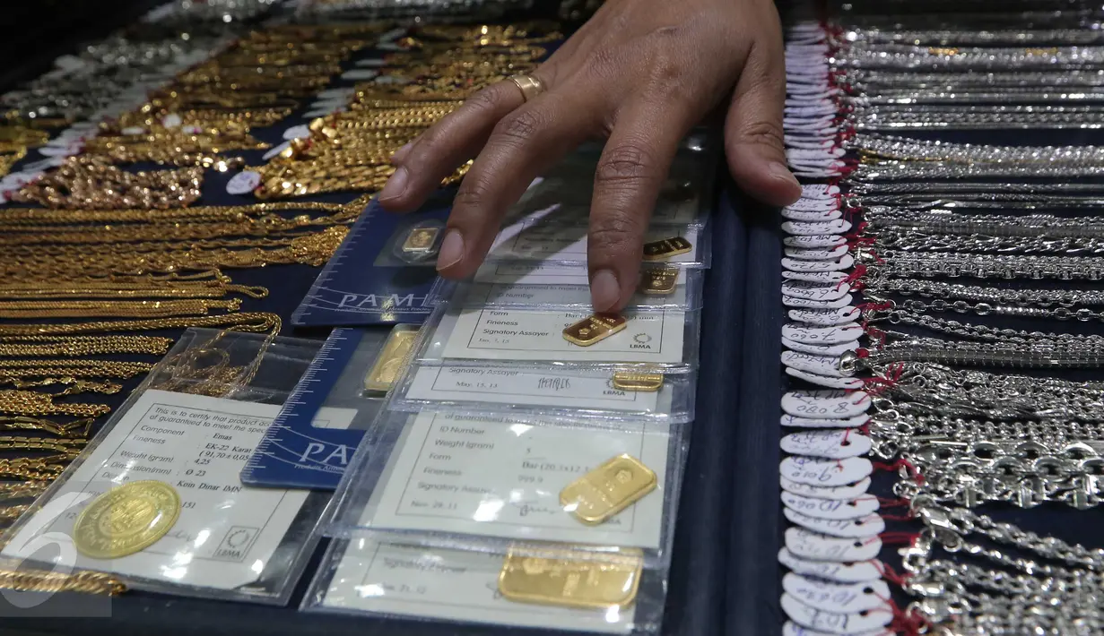Calon pembeli melihat emas batangan di pusat penjualan emas kawasan Cikini, Jakarta, Senin (12/10/2015). Harga emas yang dijual PT Antam Tbk hari ini turun Rp11.000 ke Rp556.000 per gram dari sebelumnya Rp567.000 per gram. (Liputan6.com/Angga Yuniar)