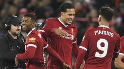 Liverpool mendatangkan Virgil van Dijk (tengah) dari Southampton FC dengan nilai transfer sebesar  nilai transfer mencapai 75 juta pound sterling. (AFP/Paul Ellis)