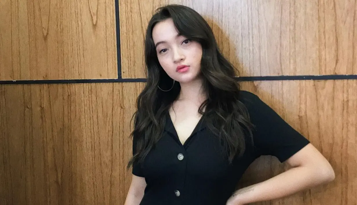 Megan Domani sendiri beberapa kali tampil dengan busana bernuansa hitam. Gaya OOTD Megan ini pun terlihat begitu santai terlebih dirinya memilih menggunakan makeup tipis. (Liputan6.com/IG/@megandomani1410)