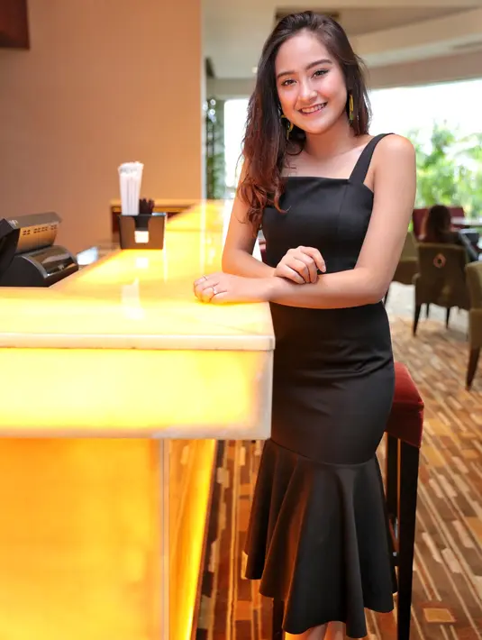 “Coba sesuatu yang baru, jangan cuma main cinta-cintaan, anak SMA. Jadi intinya di film horor ini aku coba sesuatu yang baru dan pengalaman baru," tambah Salshabilla. (Adrian Putra/Bintang.com)