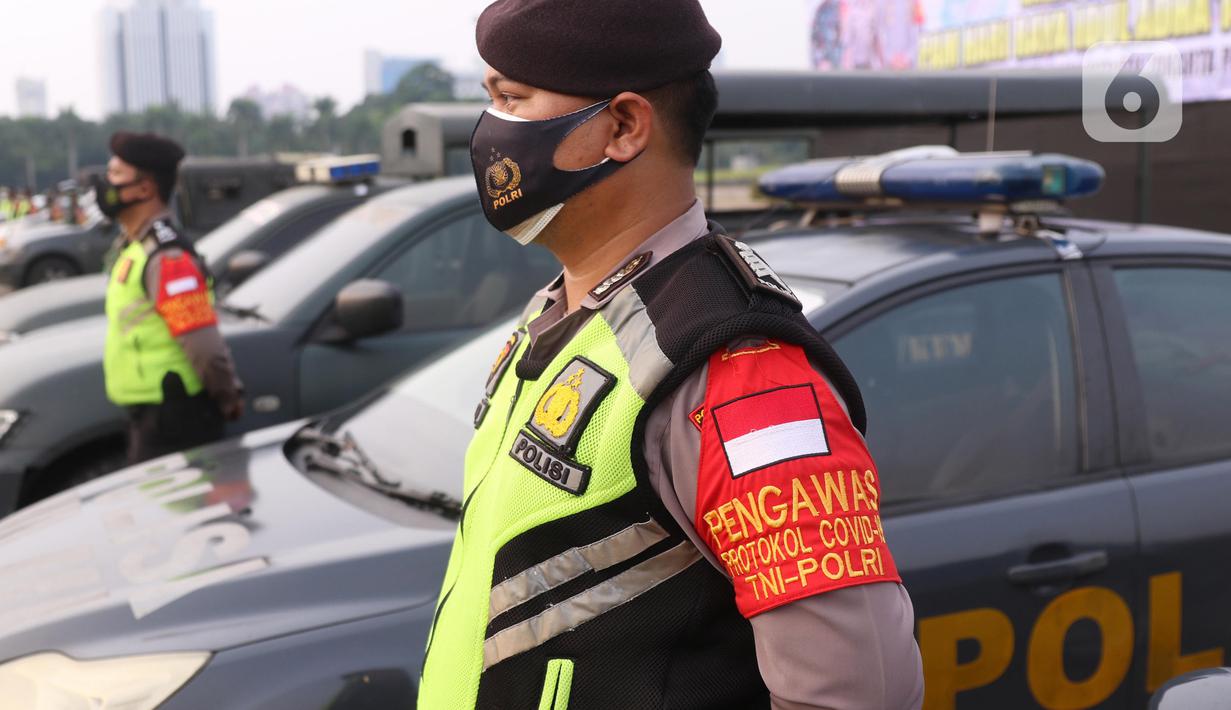 Petugas kepolisian saat melakukan apel pasukan pengamanan di Monas, Jakarta, Senin (19/7/2021). Pengamanan tersebut dilakukan untuk menjaga Hari Raya Idul Adha 1442 Hijriah dimasa pandemi Covid-19 saat PPKM Darurat. (Liputan6.com/Angga Yuniar)