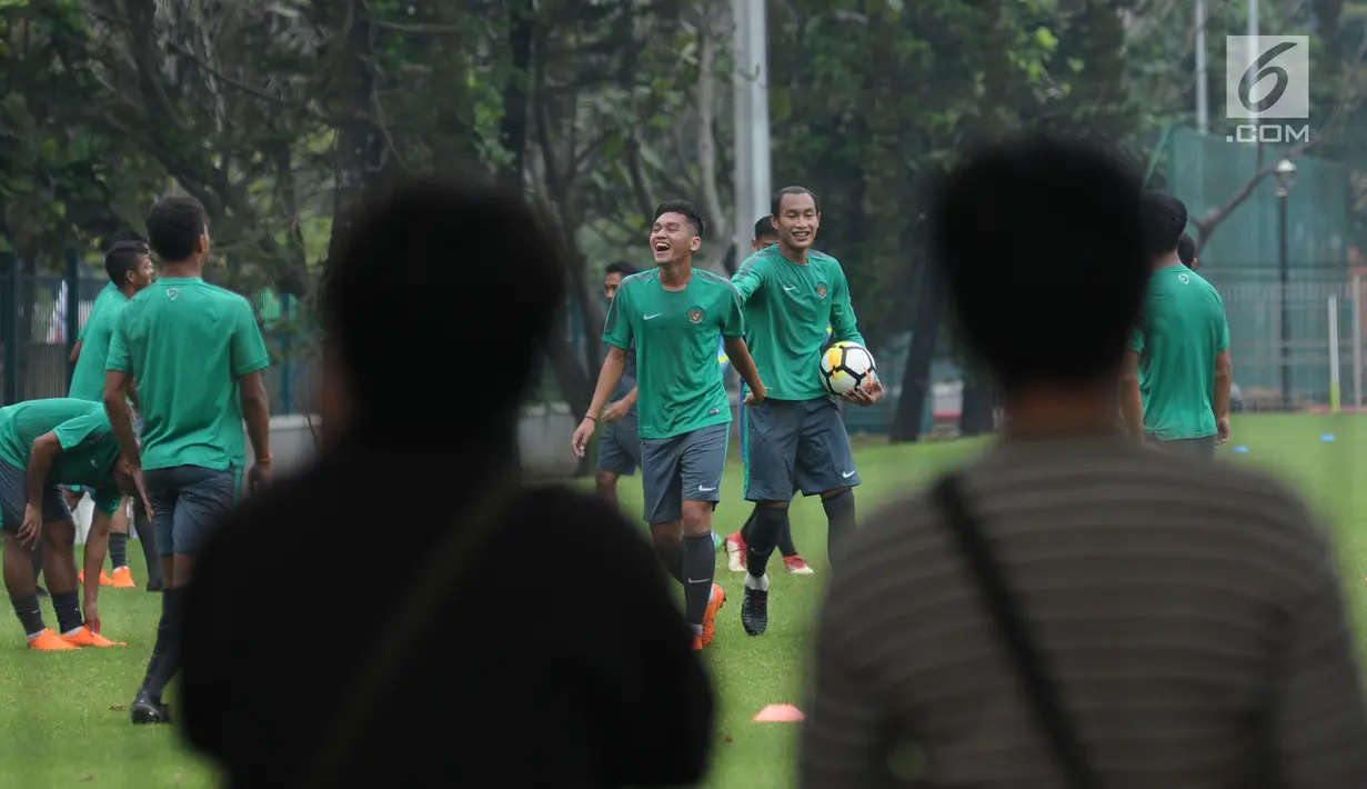 Pemain Timnas Indonesia U-23, Hansamu Yama Pranata (kanan) mengikuti pemusatan latihan di Lapangan A Kompleks GBK, Jakarta, Senin (23/4). Latihan ini persiapan laga PSSI Anniversary Cup dan jelang Asian Games 2018. (Liputan6.com/Helmi Fithriansyah)