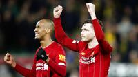 Para pemain Liverpool, Andrew Robertson dan Fabinho, merayakan kemenangan atas Norwich City pada laga Premier League di Stadion Carrow Road Minggu (16/2/2020). Liverpool menang 1-0 atas Norwich City. (AP/Frank Augstein)