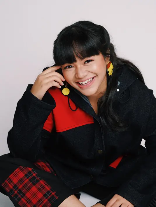 Walaupun masih terlihat chubby, Amel berhasil bikin pangling netizen dengan penampilannya yang kece abis. Sudah lulus SMA, Amel akan segera melanjutkan pendidikannya di Universitas Indonesia. (Liputan6.com/IG/@amelcarla)