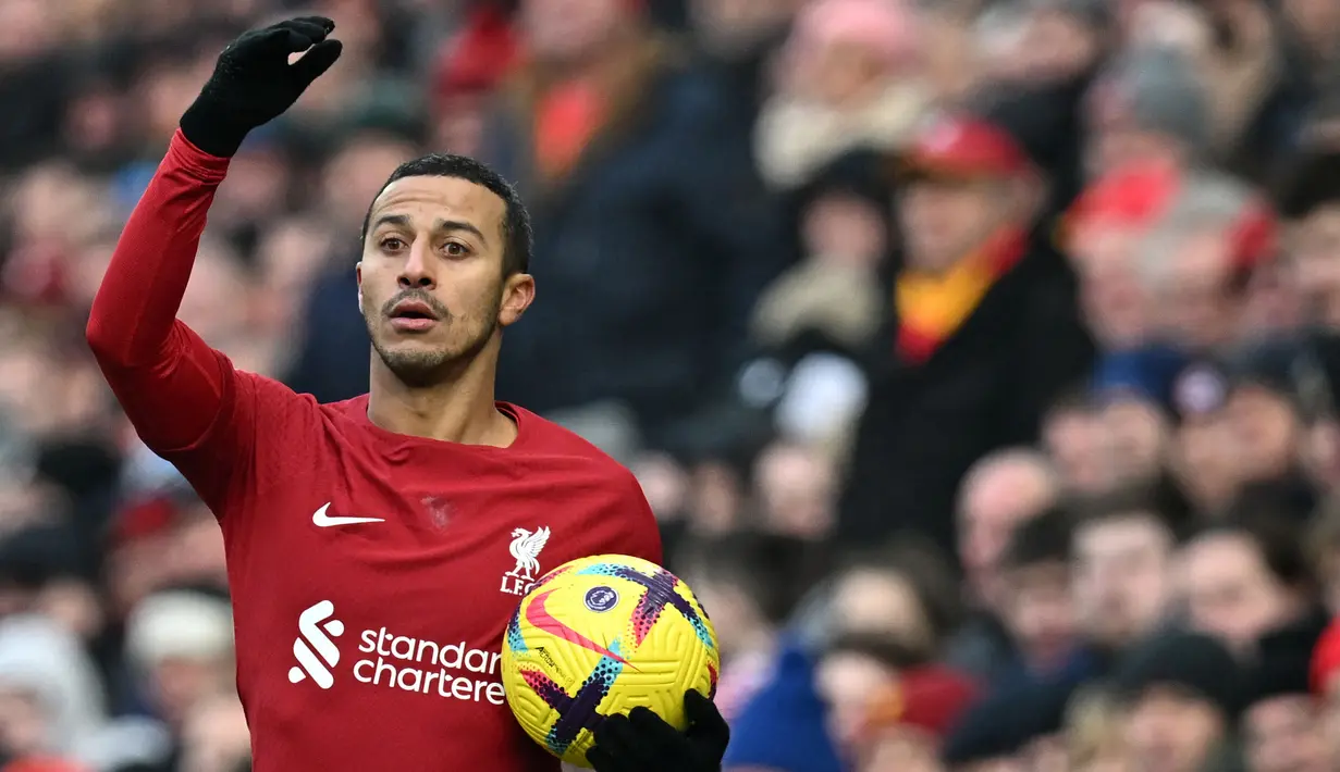 Pemain Liverpool, Thiago Alcantara bersiap melakukan lemparan ke dalam pada laga lanjutan Liga Inggris 2022/2023 melawan Chelsea di Anfield, Liverpool, 21 Januari 2023. Alcantara merupakan gelandang kreatif dengan teknik yang memukau. Sayanya, ia kerap didera cedera. Terbaru, pemain Spanyol tersebut mengalami cedera pada bagian pinggulnya dan harus operasi pada Maret 2023 lalu. Alcantara harus bekerja ekstra untuk selalu mendapatkan kepercayaan dari pelatih Jurgen Klopp. Apalagi semenjak kedatangan Alexis Mac Allister atau Curtis Jones. (AFP/Paul Ellis)