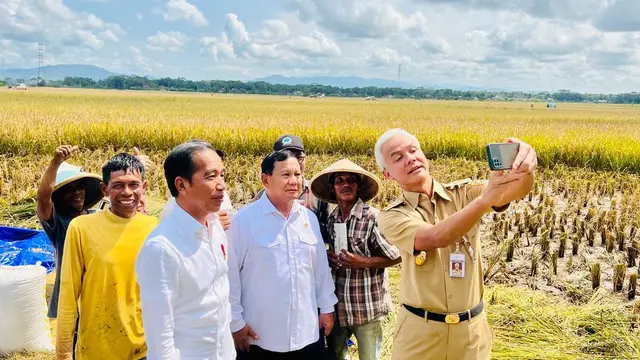 Presiden Jokowi, Menhan Prabowo Subianto, dan Gubernur Jawa Tengah Ganjar Pranowo dalam kunjungan kerja di Jawa Tengah, Kamis (9/3/2023).