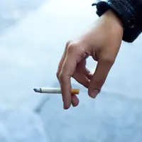 Rokok memang bisa menjadi penghangat saat hujan, tetapi jangan sampai kamu menjadikan rokok sebagai pengganti makanmu ya! (Foto dok: Freepik/nensuria).