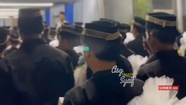 Para Santri yang Membawa Parcel Memasuki Lokasi Berlangsungnya Acara Seserahan di Ponpes Al Falah Ploso (SS: YouTube Asy Syaif Chanel)
