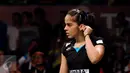 Pebulutangkis India, Saina Nehwal merapikan rambutnya saat laga melawan Carolina Marin (Spanyol) di final Total BWF World Championships 2015 di Jakarta, Minggu (16/8/2015). Saina kalah16-21. 19-21. (Liputan6.com/Helmi Fithriansyah)
