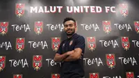 Pose bahagia Yance Sayuri usai dipastikan menjadi bagian dari Malut United (Dok. Malut United)