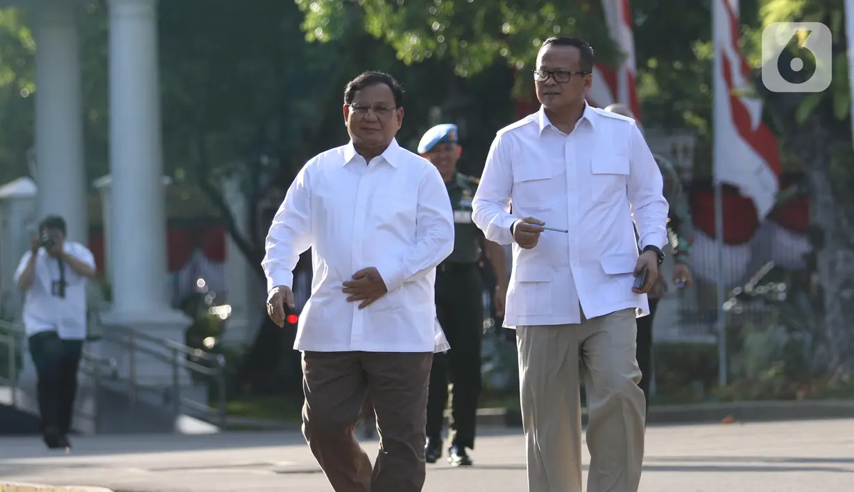 Ketua Umum Partai Gerindra Prabowo Subianto (kiri) didampingi Wakil Ketua Umum Partai Gerindra, Edhy Prabowo berjalan memasuki kompleks Istana Kepresidenan, Jakarta, Senin (21/10/2019).  Kedatangan Prabowo ke Istana memenuhi undangan dari Presiden Jokowi. (Liputan6.com/Angga Yuniar)