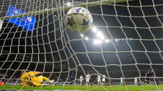 Pemain Inter Milan Hakan Calhanoglu mencetak gol ke gawang Salzburg lewat tendangan penalti pada pertandingan sepak bola Grup D Liga Champions di Stadion San Siro, Milan, Italia, Rabu (24/10/2023). (AP Photo/Luka Bruno)