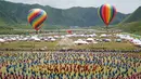 Para penari lokal menampilkan tarian tradisional Tibet dalam upacara pembukaan Pertunjukan Tari Guozhuang Luqu di Luqu, Prefektur Otonom Etnis Tibet Gannan, Provinsi Gansu, China, 12 Agustus 2020. Lebih dari 3.000 penari ikut serta dalam pertunjukan tersebut. (Xinhua/Huang Zemin)
