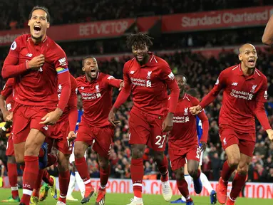 Penyerang Liverpool Divock Origi ( tengah) berselebrasi bersama rekan-rekannya usai mencetak gol pada menit ke-96  melawan Everton pada lanjutan Liga Inggris di Anfield Stadium (2/12). Liverpool menang tipis 1-0 atas Everton. (AP Photo / Jon Super)