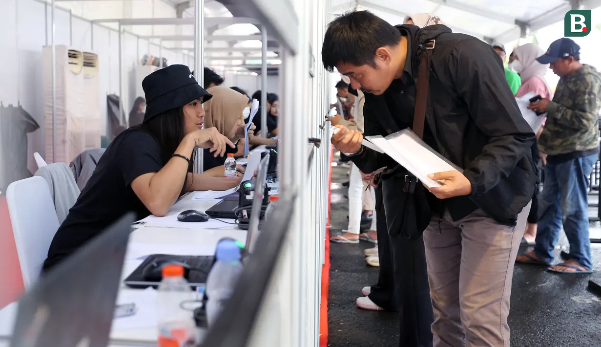 Seorang petugas membantu menukarkan tiket laga FIFA Matchday Timnas Indonesia melawan Argentina di booth penukaran tiket yang terletak di Gedung Serba Guna Senayan, Jakarta, Jumat (16/06/2023). Penukaran tiket Timnas Indonesia Vs Argentina dimulai pukul 10.00-17.00 WIB hingga hari Senin (19/06/2023) siang. (Bola.com/Bagaskara Lazuardi)