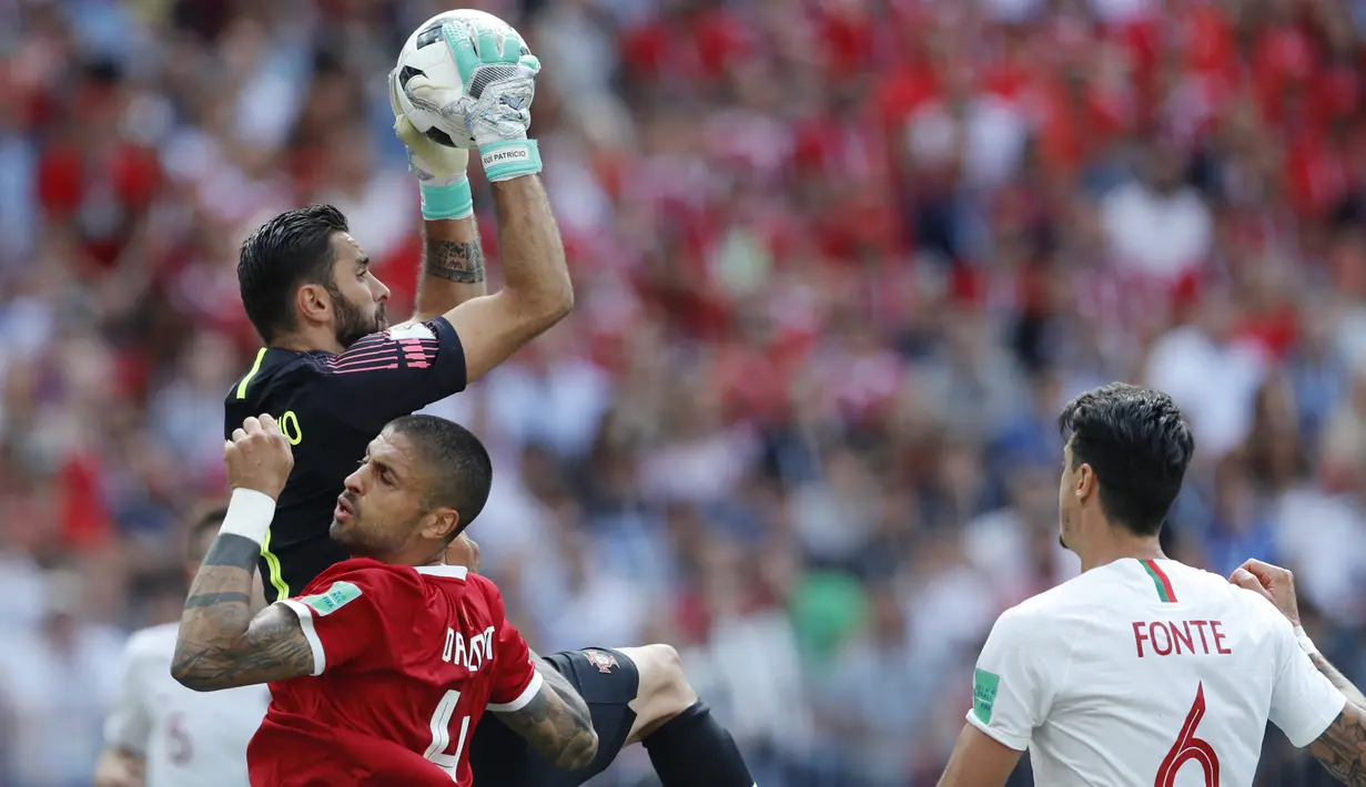 Kiper Portugal, Rui Patricio, menangkap bola saat melawan Maroko pada laga grup B Piala Dunia di Stadion Luzhniki, Moskow, Kamis (20/6/2018). Portugal menang 1-0 atas Maroko. (AP/Hassan Ammar)