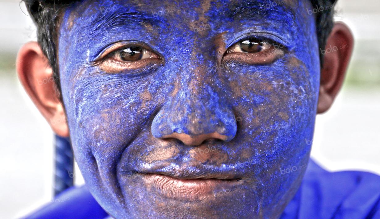 Senyum Mengembang pada wajah Bobotoh saat laga semifinal di Stadion Si Jalak Harupat, Soreang, Bandung, Rabu (30/32016). Persib Bandung menang 1-0 atas Bali United. (Bola.com/NIcklas Hanoatubun)