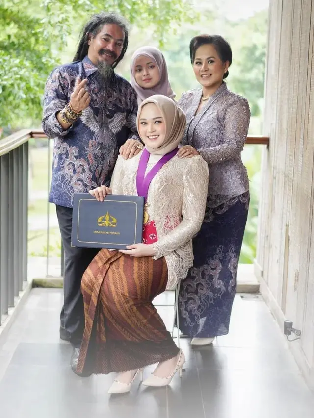 6 Potret Limbad Dampingi Anak Wisuda Jadi Sarjana Kedokteran, Bakal Lanjut S2