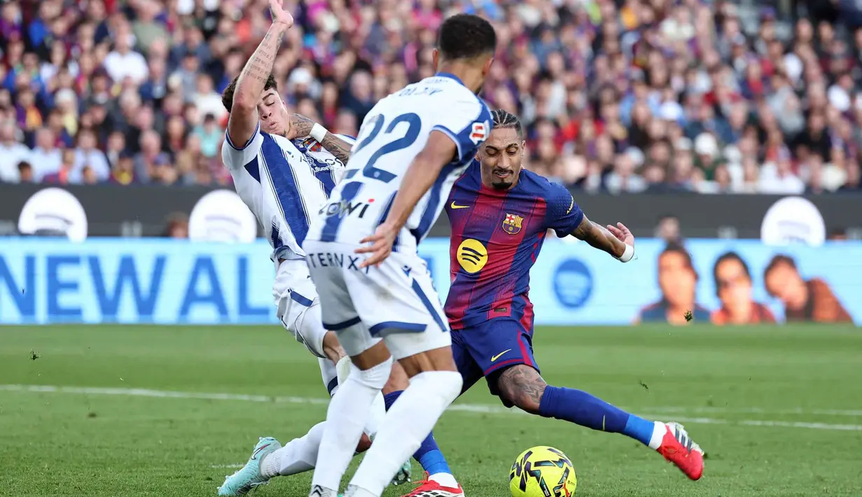 Unggul dua gol, di babak kedua, Barcelona terus menekan barisan pertahanan Levante. Tampak dalam foto, bek Levante asa Uruguay, Alan Matturro (kiri) berebut bola dengan penyerang Barcelona asal Brasil, Raphinha (kanan) selama pertandingan pekan ke-25 La Liga 2025/2026 melawan Levante UD di Stadion Camp Nou, Minggu 22 Februari 2026. (Josep LAGO/AFP)
