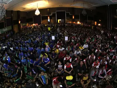 Suporter dari Chelsea Indonesia Supporters Club (CISC) dan Arsenal Indonesia Supporters (AIS) memeriahkan acara nonton bareng Liga Premier Inggris di Hotel Amaroossa Grande, Bekasi. Sabtu (19/9/2015). (Bola.com/Arief Bagus)