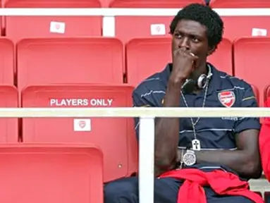 Arsenal's Emmanuel Adebayor sits on the bench before the game between Real Madrid and SV Hamburg during the Emirates Cup competition at the Emirates stadium in north London, on August 2, 2008. AFP PHOTO/CHRIS RATCLIFFE