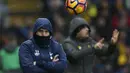 Pelatih Tottenham, Mauricio Pochettino  menendang bola saat menemani timnya melawan Watford pada laga Premier League di Vicarage Road, (1/1/2017). Spurs menang 4-1. (Action Images via Reuters/Paul Childs)