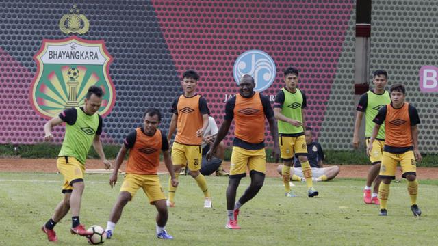 Para pemain Bhayangkara FC tampak fokus saat latihan jelang laga Piala Indonesia 2019. (Bola.com/M. Iqbal Ichsan)