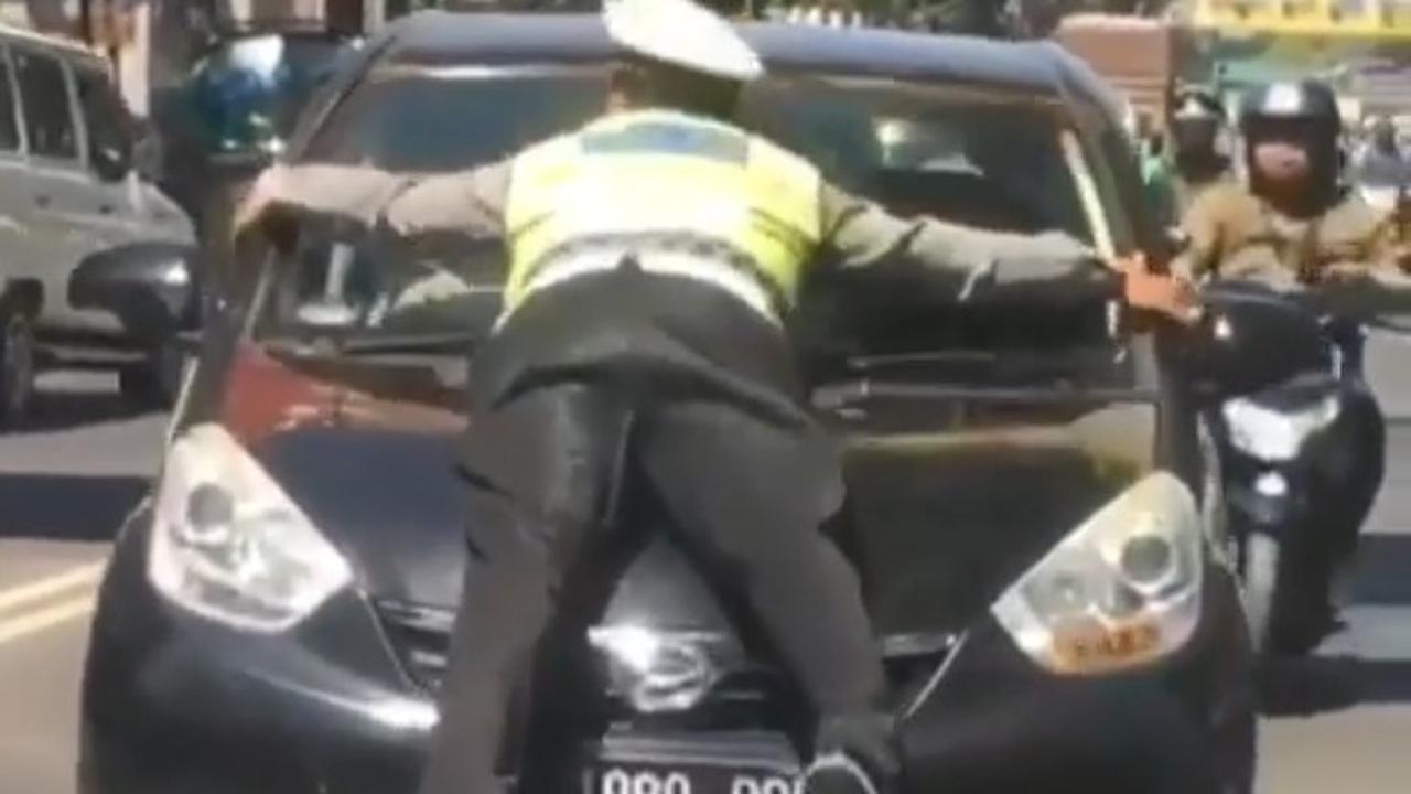 Polisi terbawa mobil