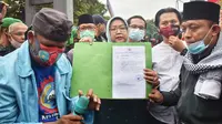 Bupati Bogor Ade Yasin menemui massa buruh yang menggelar demo menolak pengesahan UU Omnibus Law Cipta Kerja. (Liputan6.com/Achmad Sudarno)