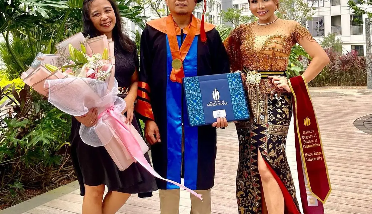 Kebaya one shoulder tersebut dipadukan rok batik berdetail high slit dan ekor panjang hingga menyapu lantai. [Foto: IG/evabelisima_].