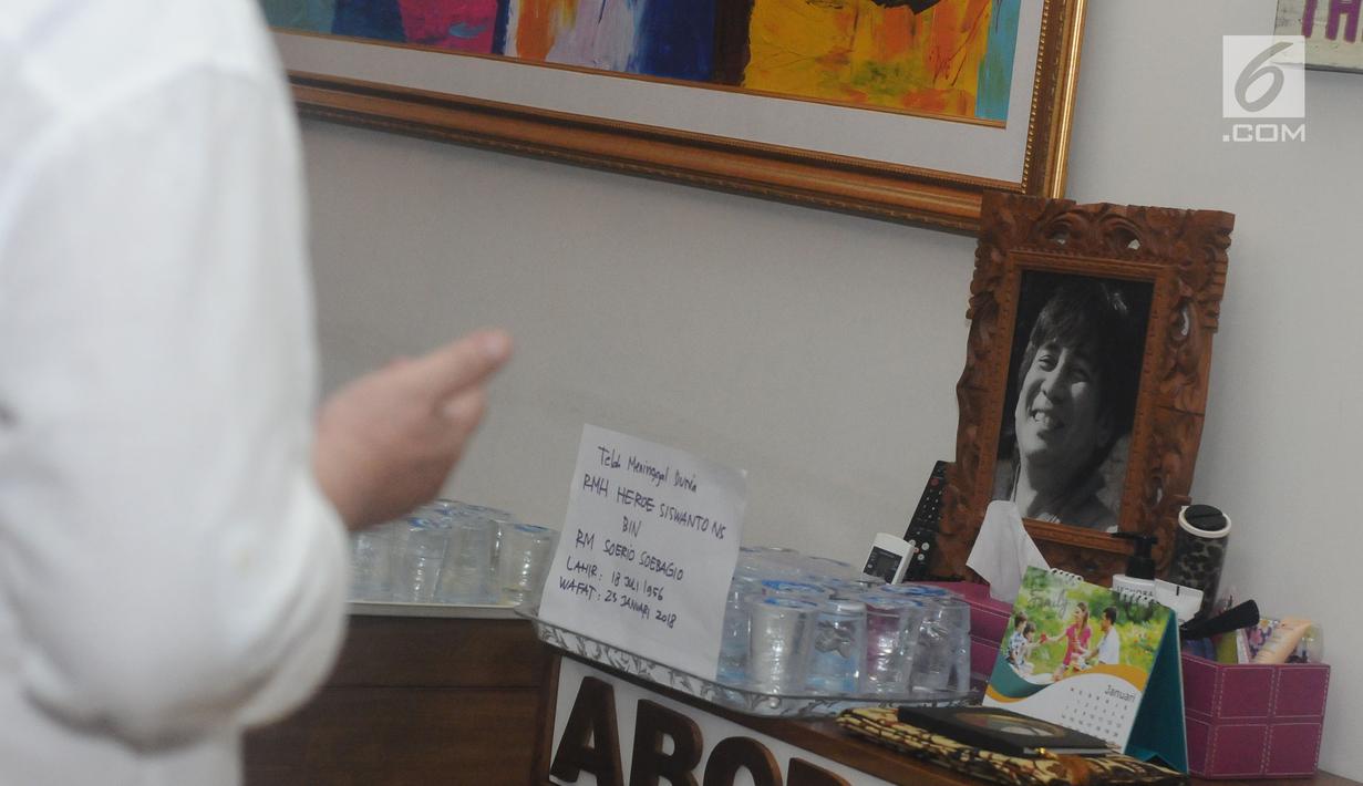 Pelayat mendoakan alm RMH Heroe Siswanto NS atau dikenal Sys NS di rumah duka, Jakarta, Selasa (23/1). Sys NS wafat diusia 61 tahun akibat serangan jantung. (Liputan6.com/Helmi Fithriansyah)