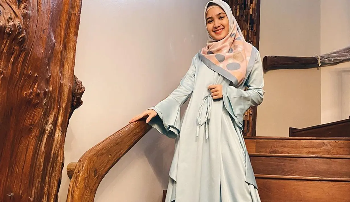 Penampilan anggun Cut Syifa begitu terlihat saat memakai hijab. Apalagi senyum yang terpancarkan dari parasnya, semakin membuat pemeran Intan di sinetron Samudra Cinta semakin cantik menawan. (Liputan6.com/IG/@cutsyifaa)