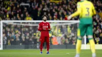 Penyerang Liverpool, Mohamed Salah, berdoa sebelum pertandingan melawan Norwich City pada laga Premier League di Stadion Carrow Road Minggu (16/2/2020). Liverpool menang 1-0 atas Norwich City. (AP/Frank Augstein)