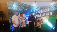 Sesi konferensi pers acara sosialisasi Inpres No. 3 tahun 2019 oleh Menpora Zainudin Amali dan waketum PSSI Iwan Budianto, di Royal Ambarukmo Hotel, Yogyakarta, Jumat (11/6/2021) malam. (Bola.com/Vincentius Atmaja)