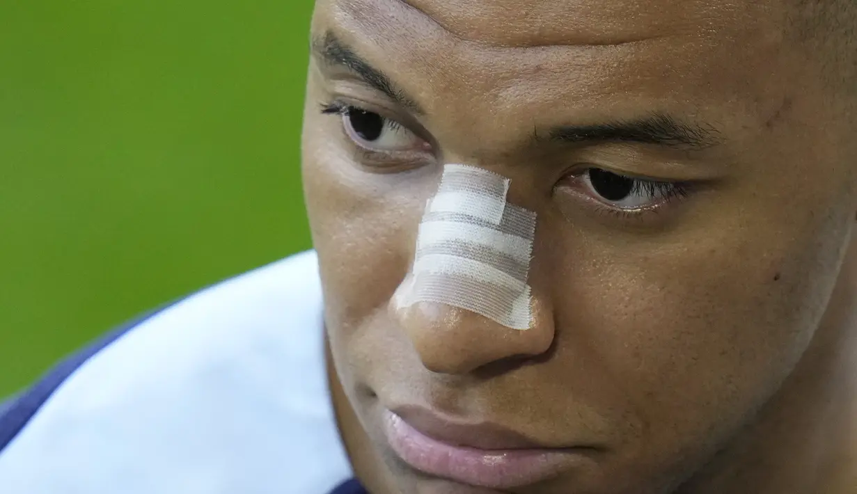 Prancis mencari masker yang dibuat khusus untuk Mbappe, yang berlatih sendiri di markas mereka di Paderborn sebelum bergabung dalam latihan penyelesaian akhir dengan rekan-rekan setimnya yang lain. (AP Photo/Hassan Ammar)