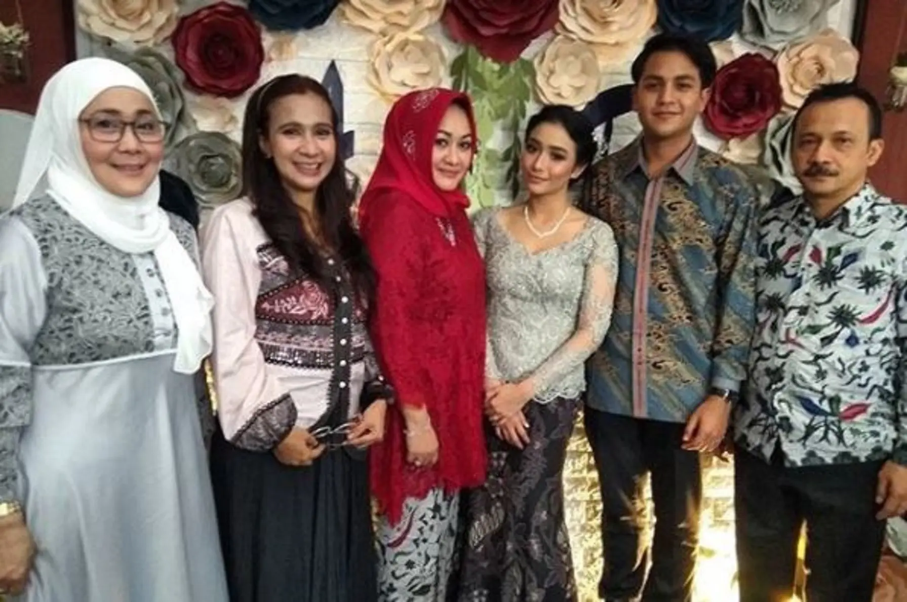 Iyut Bing Slamet mengunggah foto lamaran Adzana Bing Slamet dengan Rizky Alatas (Instagram/@iyutbing11)