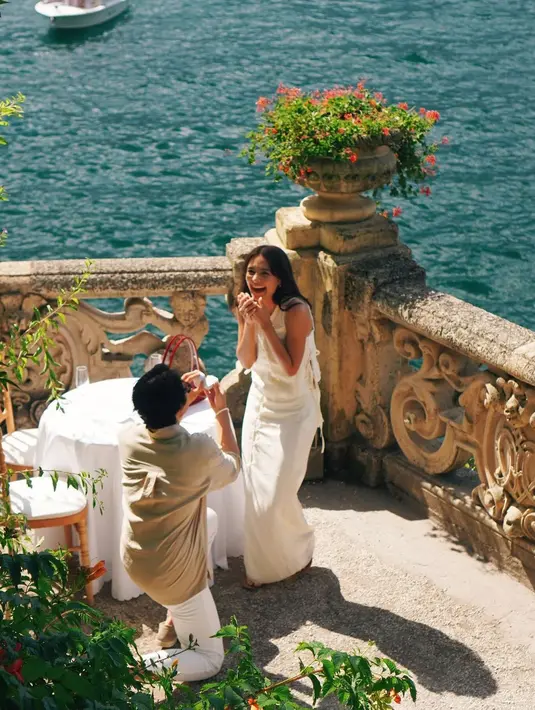 Set berkancing white on white ini jadi outfit Amanda Rawles dilamar kekasih di tepi danau Como [@amandarawles]