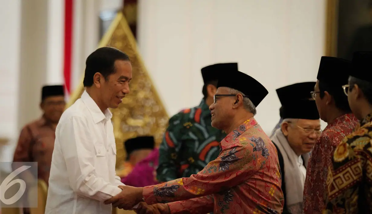 Presiden Joko Widodo berjabat tangan dengan Ketua Umum PP Muhammadiyah Haedar Nashir sebelum melakukan pertemuan di Istana Merdeka, Jakarta, Selasa (1/11). (Liputan6.com/Faizal Fanani)