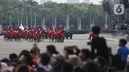 Personel Kepolisian melakukan parade saat peringatan HUT ke-78 Bhayangkara di Kawasan Monumen Nasional (Monas), Jakarta, Senin (1/7/2024). (Liputan6.com/Angga Yuniar)