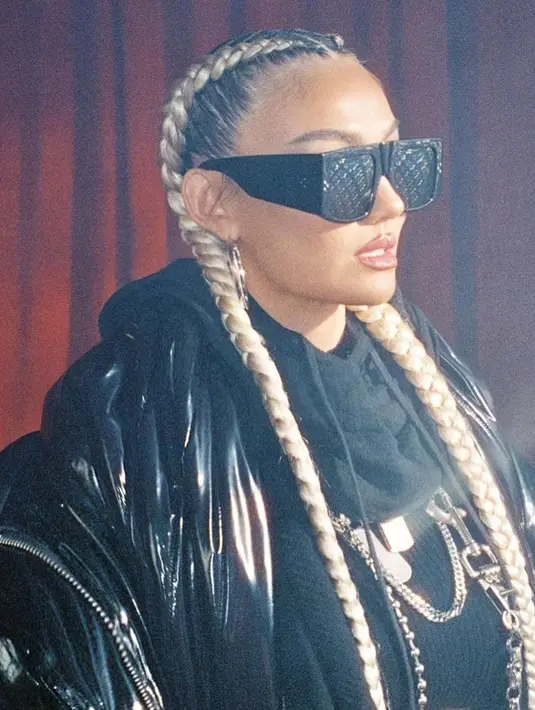 Dalam beberapa kesempatan, wanita kelahiran 1 Juli 1986 ini juga sempat terlihat menggunakan model rambut double braided hair. Penampilannya ini pun banjir pujian netizen. (Liputan6.com/IG/@agnezmo)