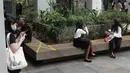 Pusat perbelanjaan menerapkan langkah social distancing atau jaga jarak sosial dengan memberikan tanda silang di area tempat duduk publik di wilayah Bugis Singapura, 28 Maret 2020. Warga di Singapura yang melanggar perintah jaga jarak akan dikenakan denda sekitar Rp 1112 juta. (Xinhua/Then Chih Wey)